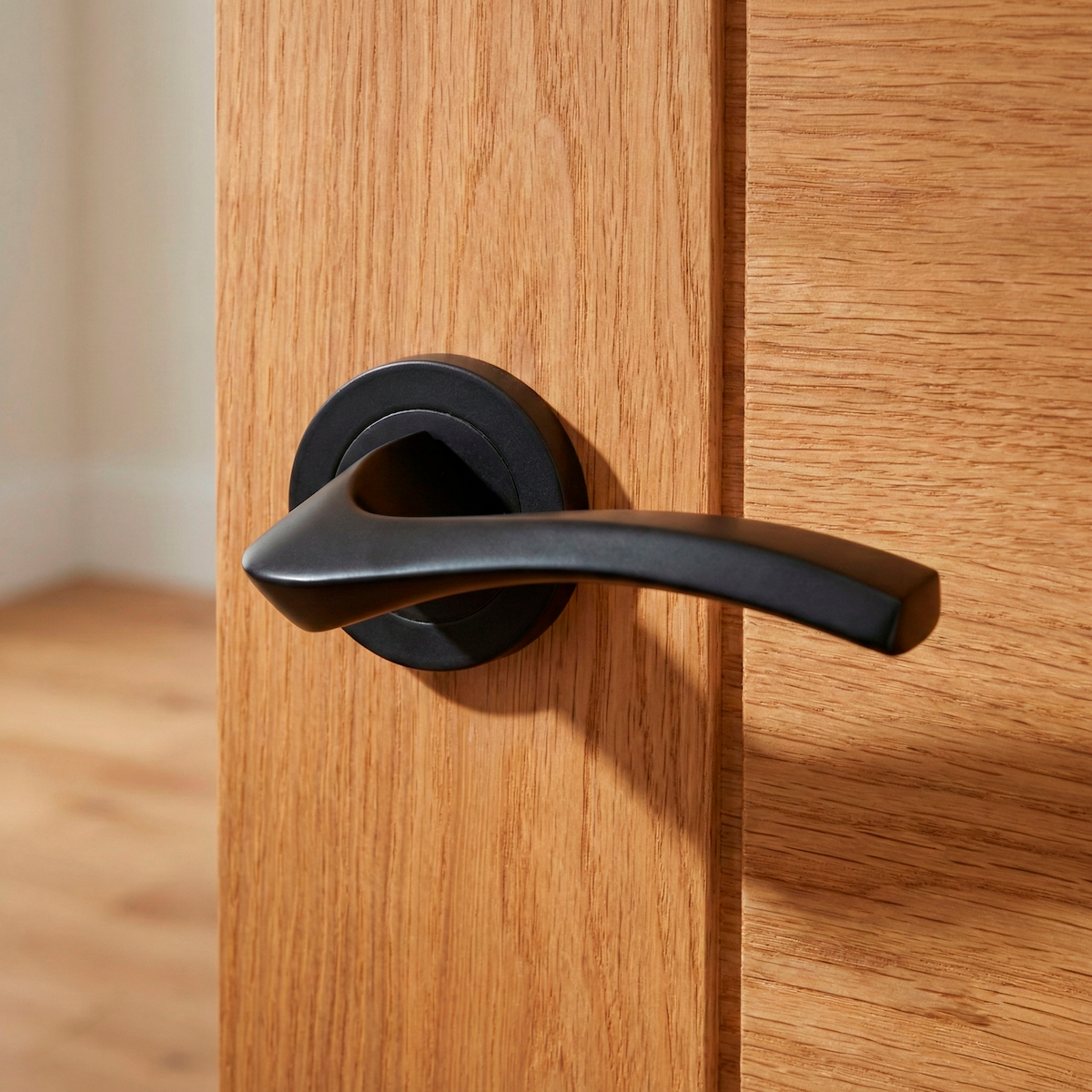Model 1027 aluminum handle with round rose in black finish for doors