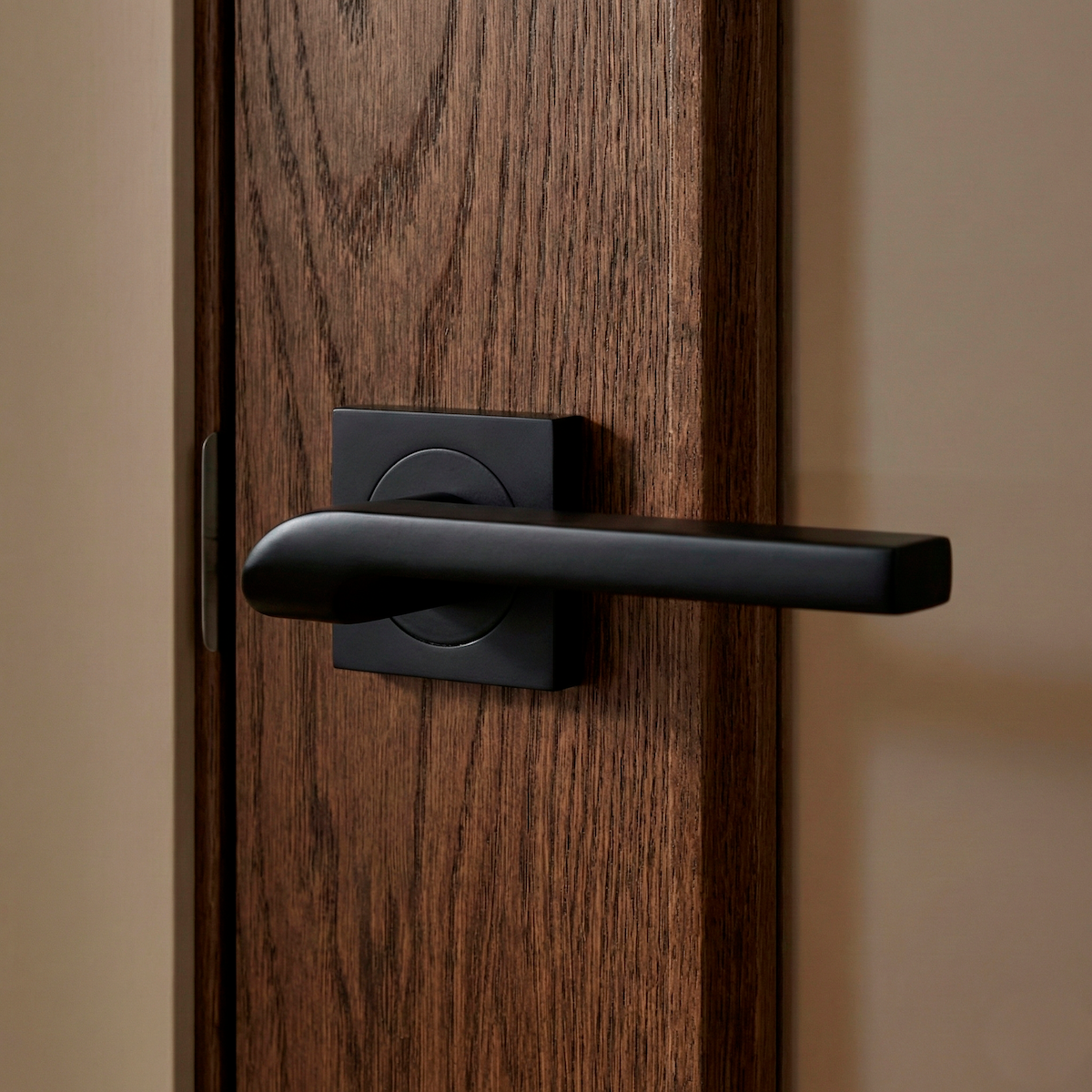 Manilla de aluminio modelo 559 con roseta cuadrada en acabado negro para puertas
