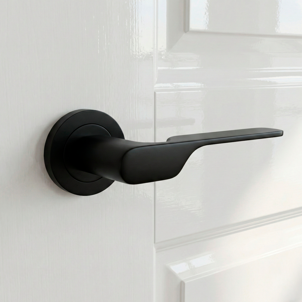 Zamak door handle model 640 with round rose in black finish