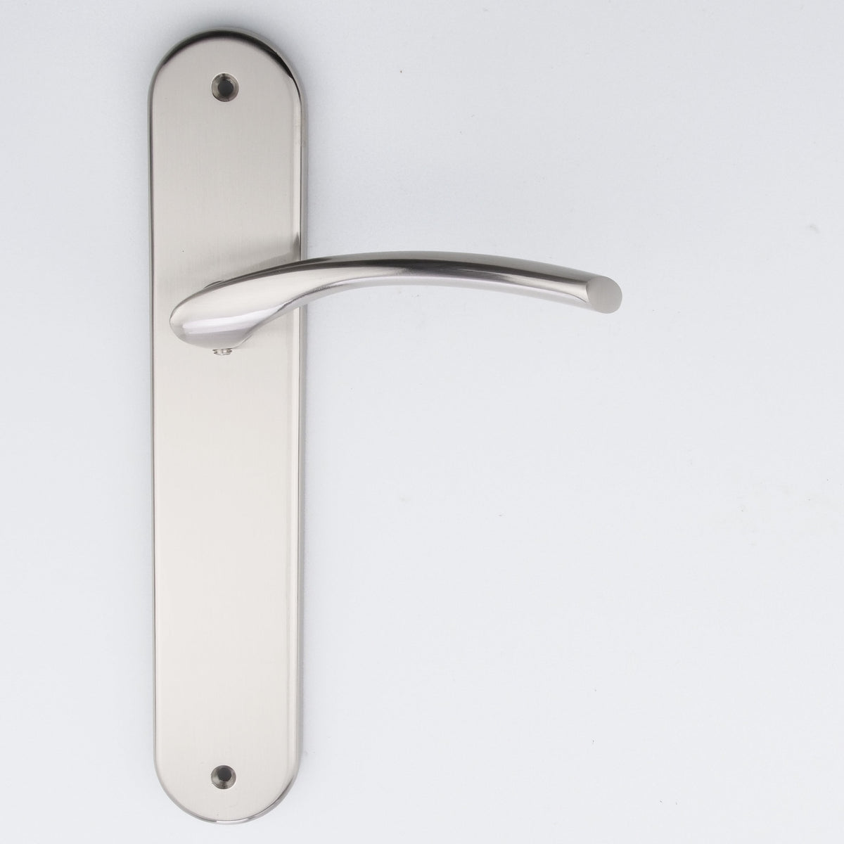 Türklinke Modell '553' aus Zamak mit ovaler Rosette in satiniertem Nickel für Türen