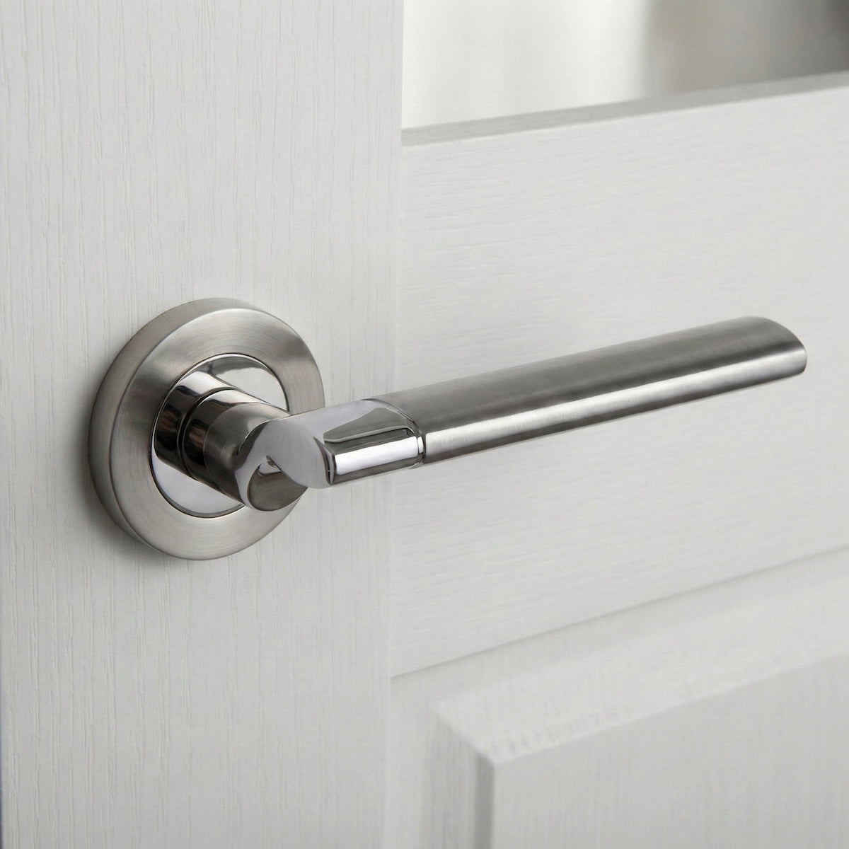 Poignée modèle « 240A » avec rosace ronde finition nickel combinée pour portes