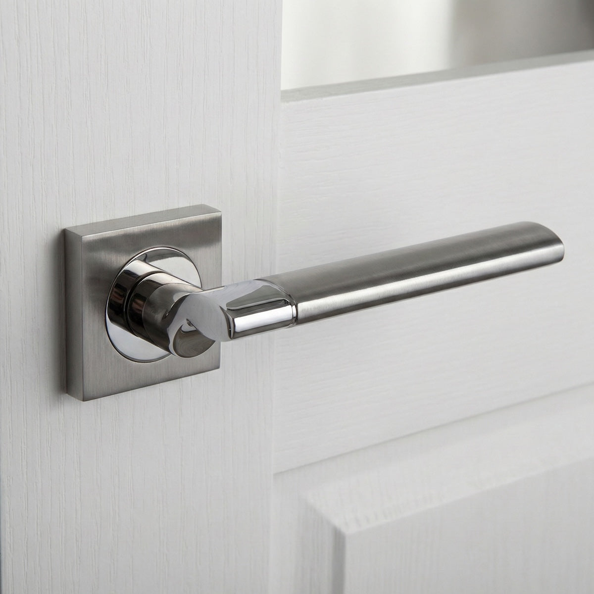 Poignée de porte modèle "240" en zamak avec rosace carrée finition bicolore