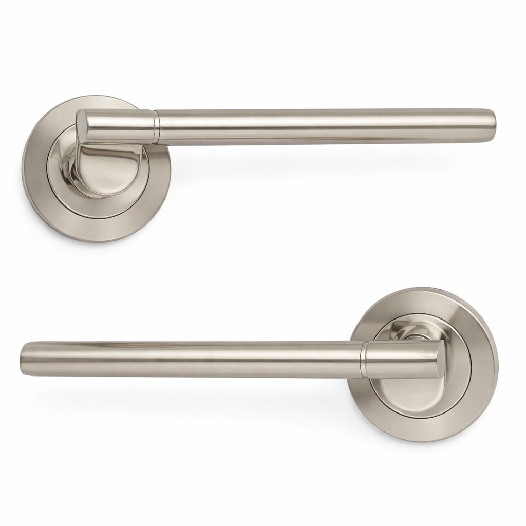 Poignée modèle « 240 » en ZAMAK avec rosace ronde en finition nickel combinée