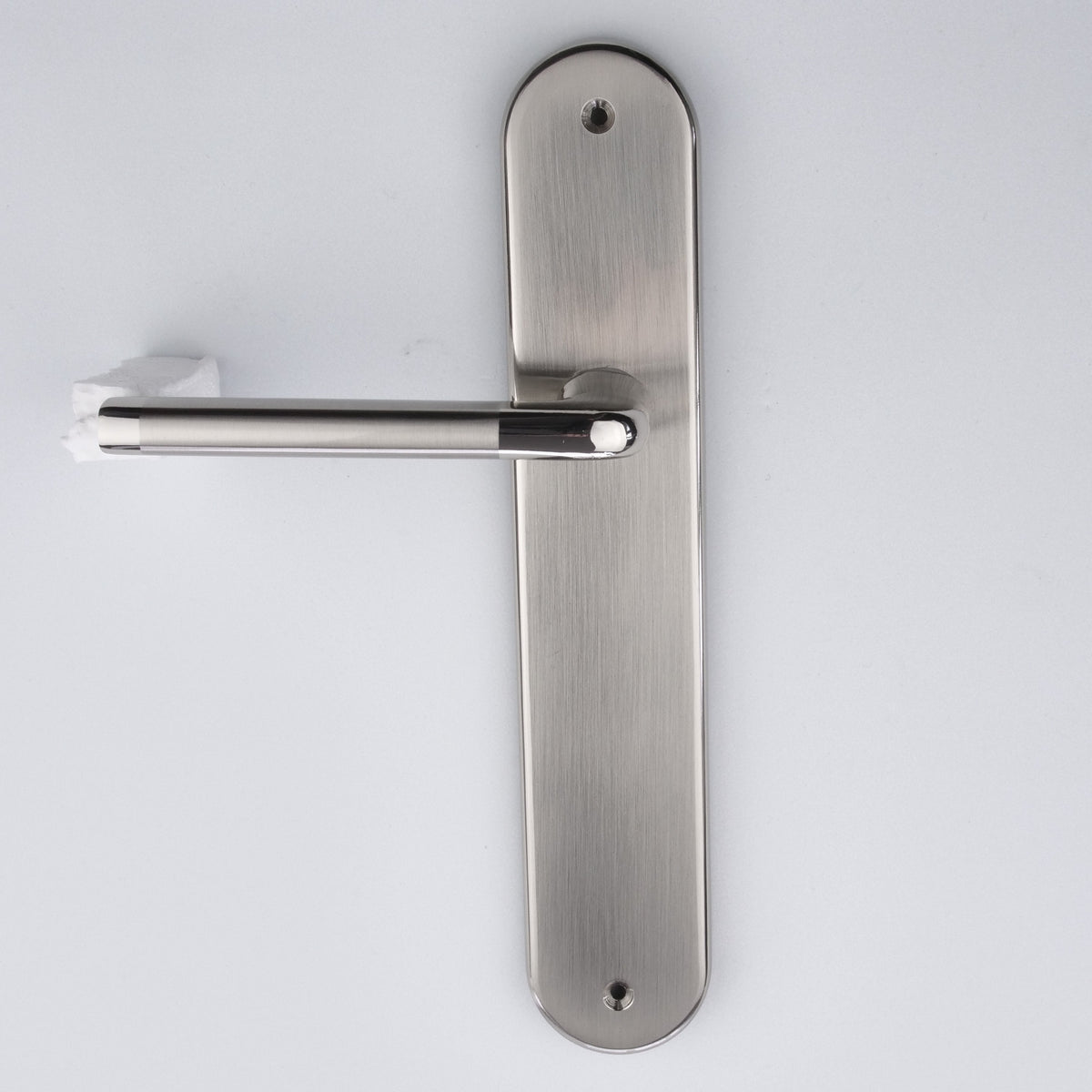 Poignée de porte à plaque ovale finition bicolore, modèle « 140 »