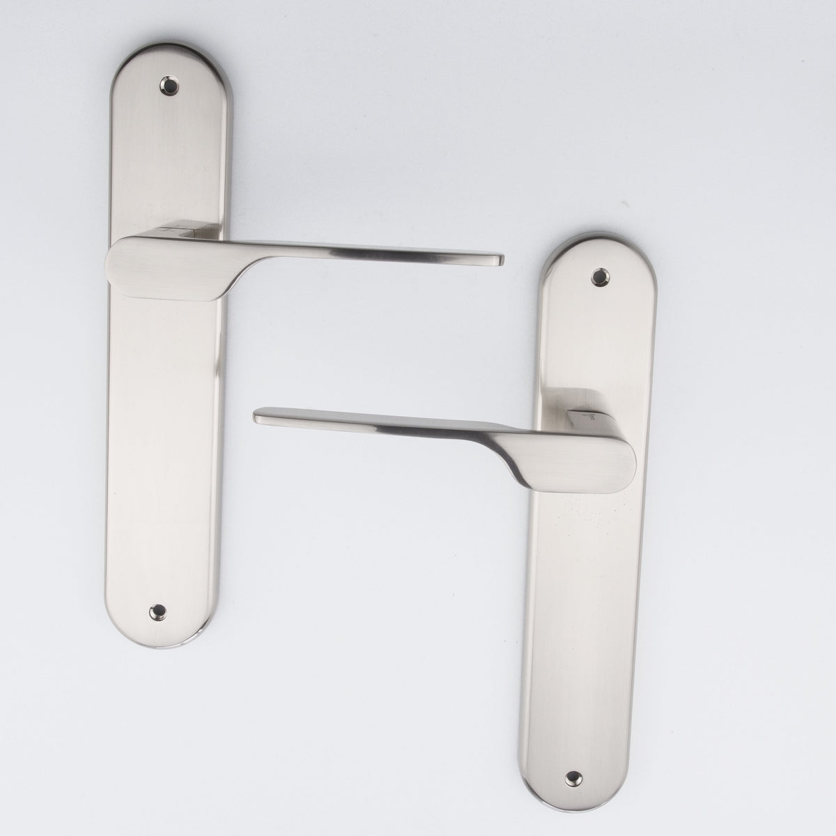 Türklinke Modell '640' mit ovalem Schild für Türen aus Zamak in satiniertem Nickel-Finish mit modernem Griff