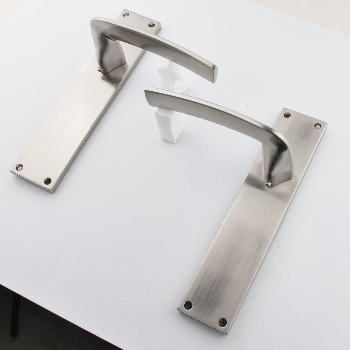 Poignée modèle « 340 » avec plaque rectangulaire pour portes, en zamak finition nickel satiné