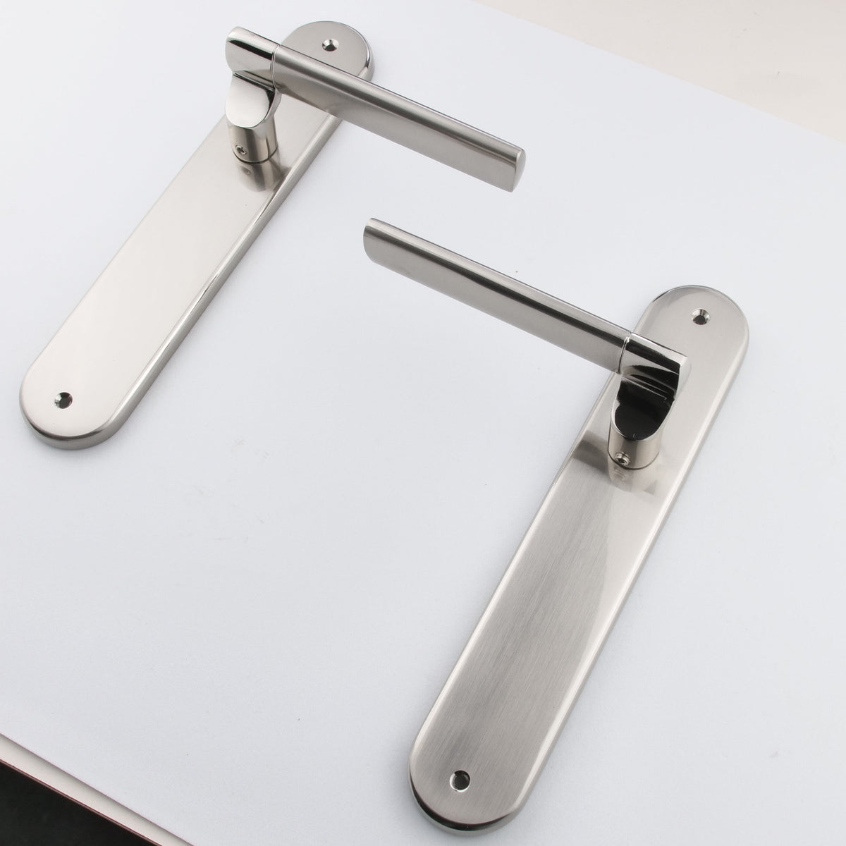 Béquille modèle '240' en zamak avec plaque ovale finition nickel combiné pour portes